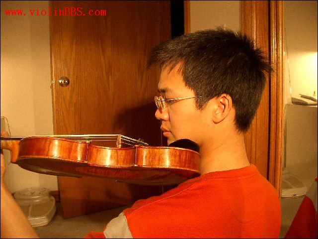 持弓、夹琴的照片