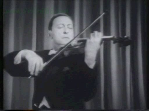 观大师的一些不标准动作，而得出的结论。