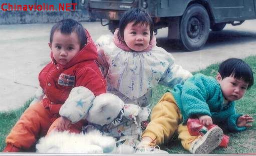 幼時合影。左為嘉嘉，中間丁丁.jpg