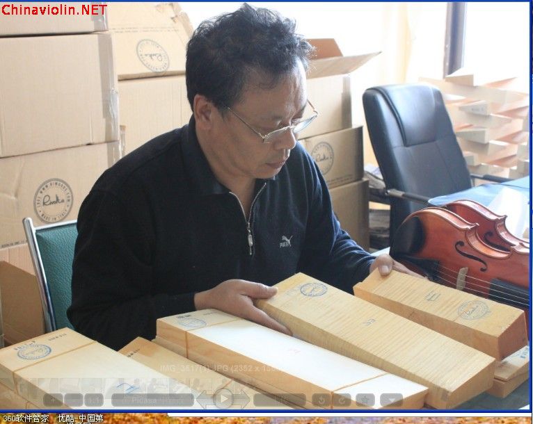 在挑选材料  2.jpg