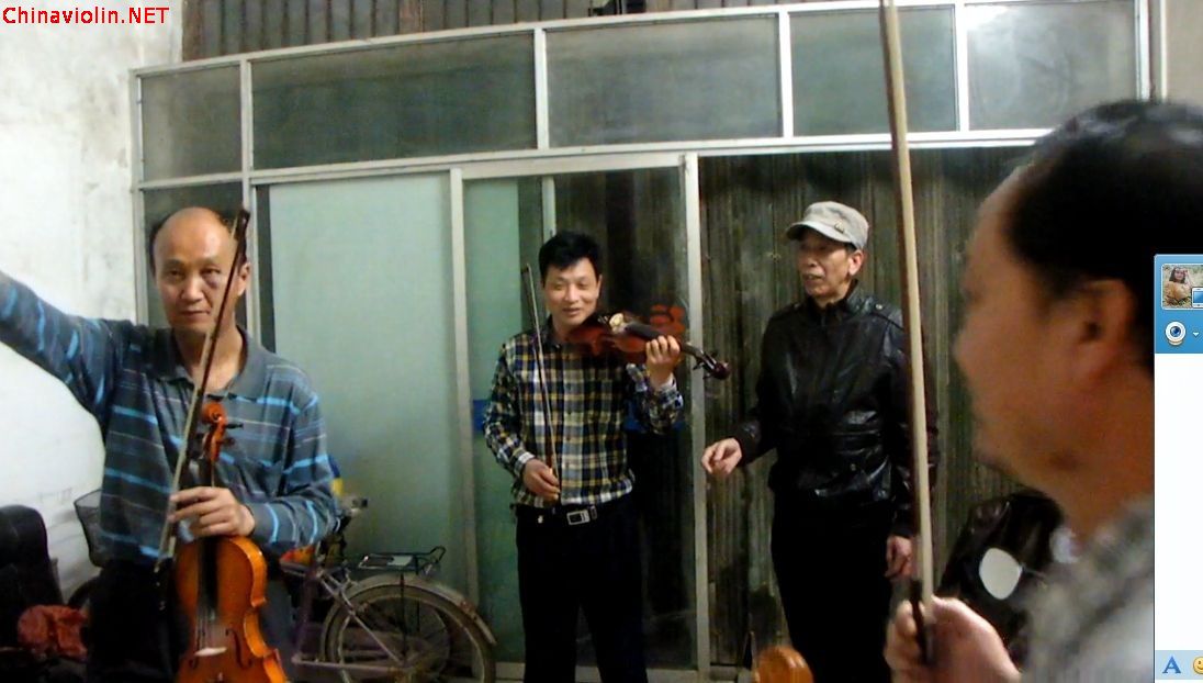 春节玩琴.jpg