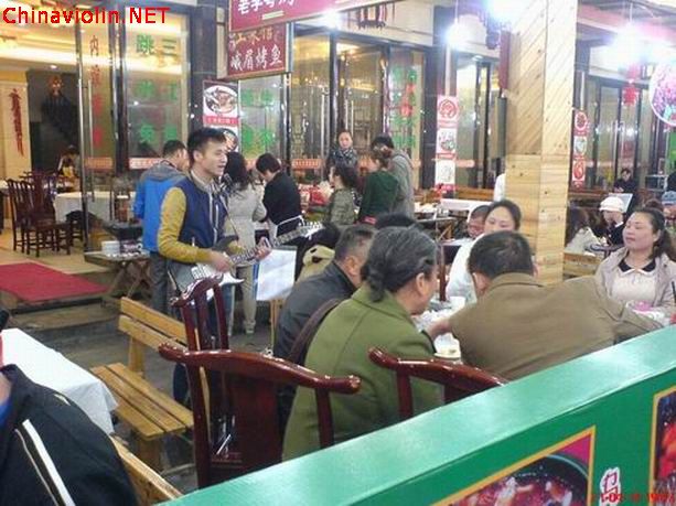 峨眉山美食街流浪歌手2.jpg