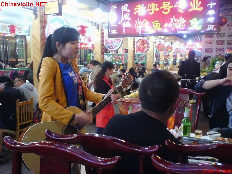 峨眉山美食街流浪歌手3.jpg