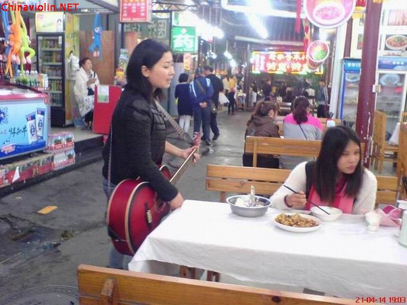 峨眉山美食街流浪歌手5.jpg