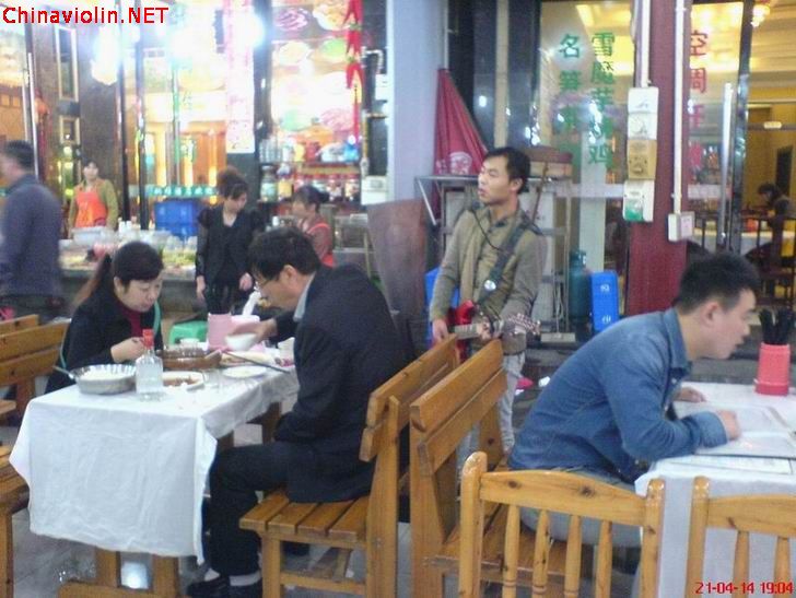 峨眉山美食街流浪歌手4.jpg