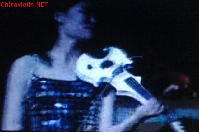 演奏大师陈美的小提琴.jpg