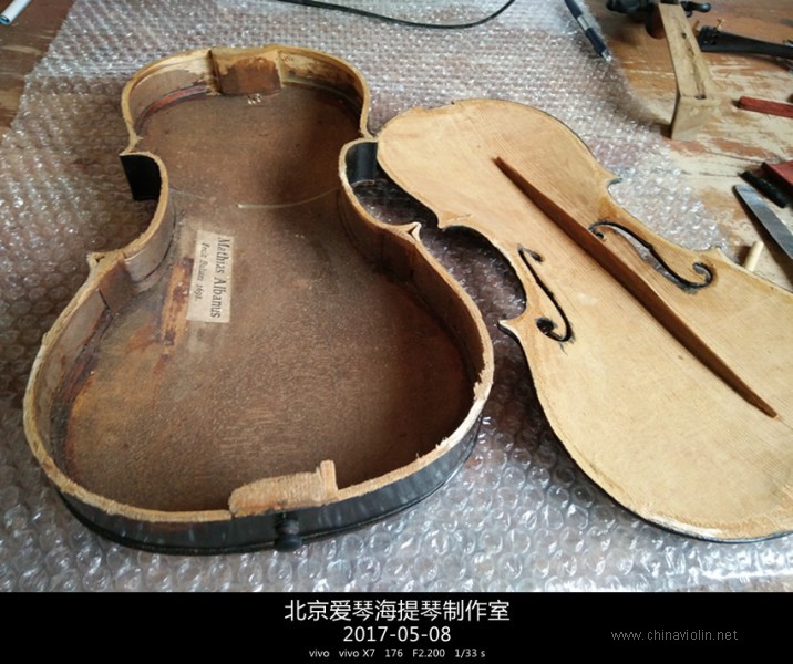 打开面板，背板接肩钮，面板修裂痕和低音梁