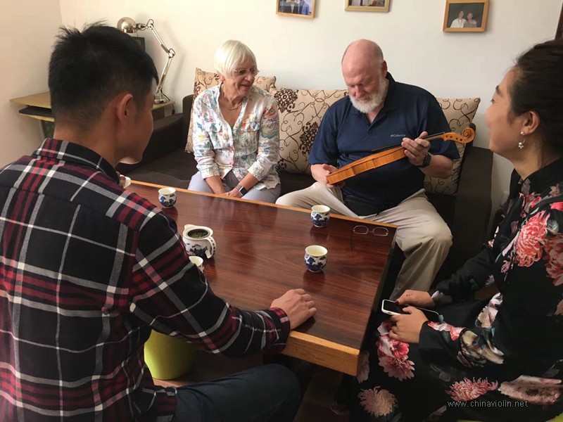 瑞士尼克伯恩先生来工作室定制提琴