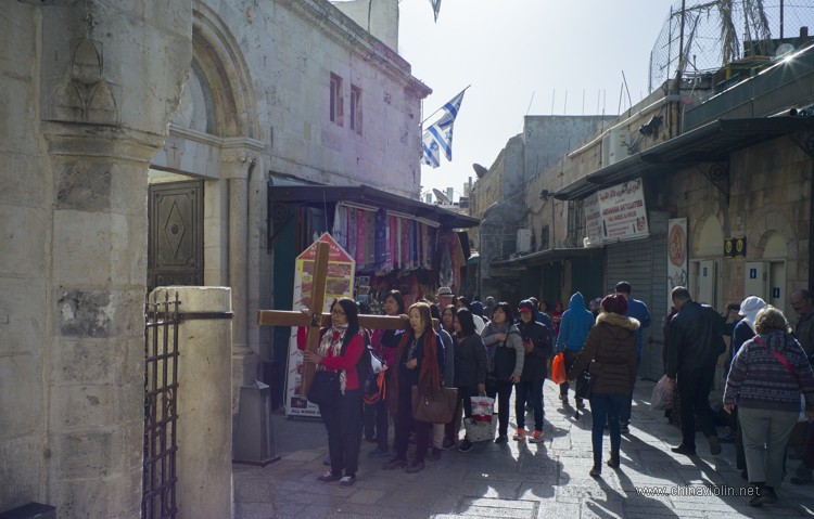 苦路上的朝聖隊伍