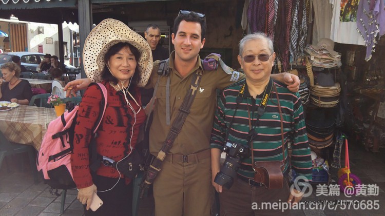 舆以色列土兵及团友合影