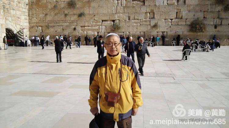 頭戴犹太小帽站在哭墻前