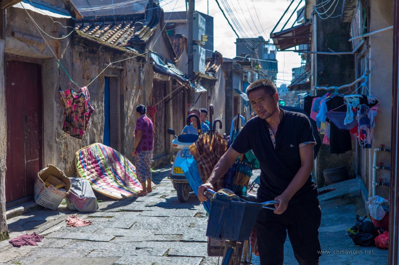 《老街的修伞匠》Leica Summicron-M 50/2