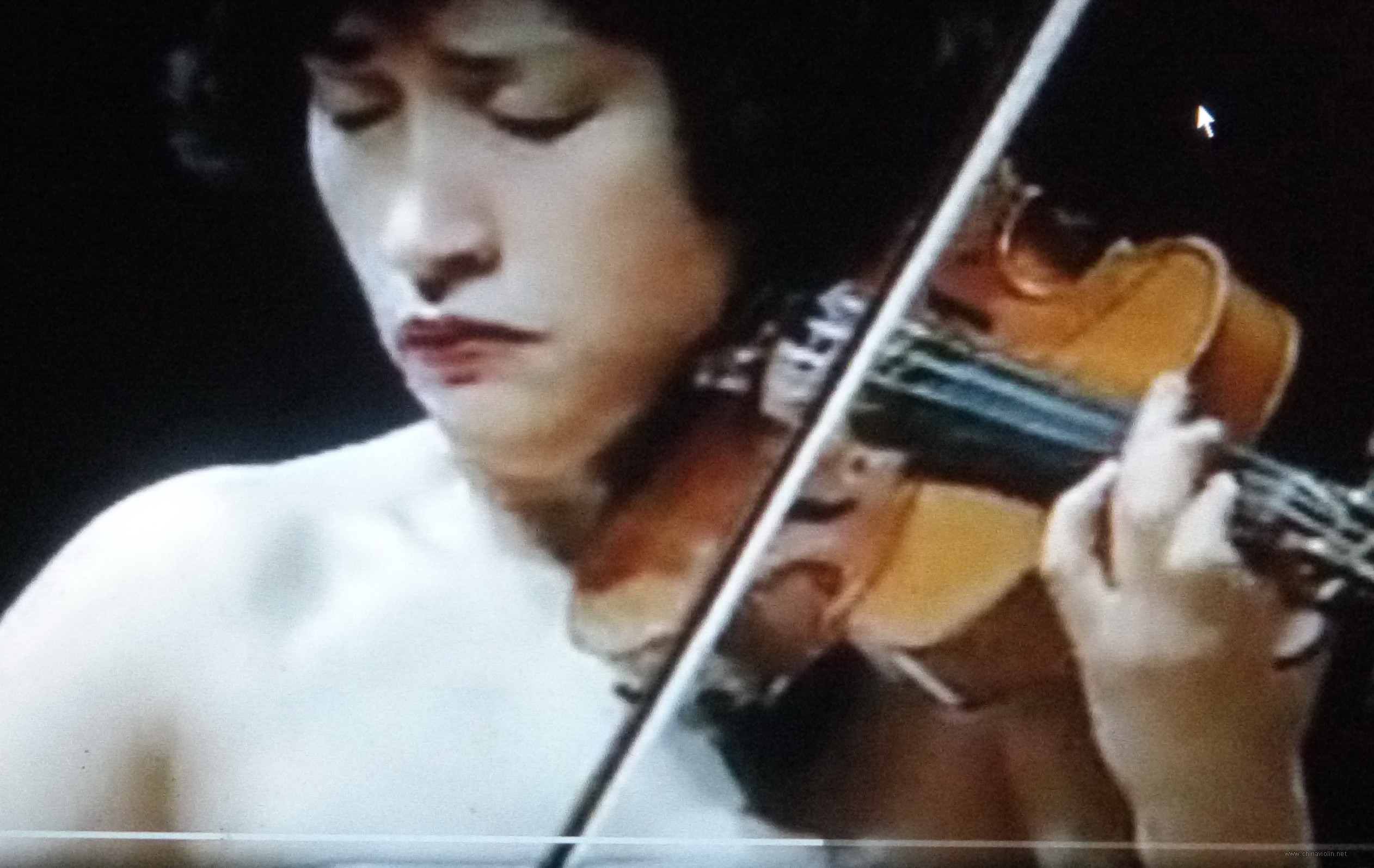 郑京和大拇指在琴颈下