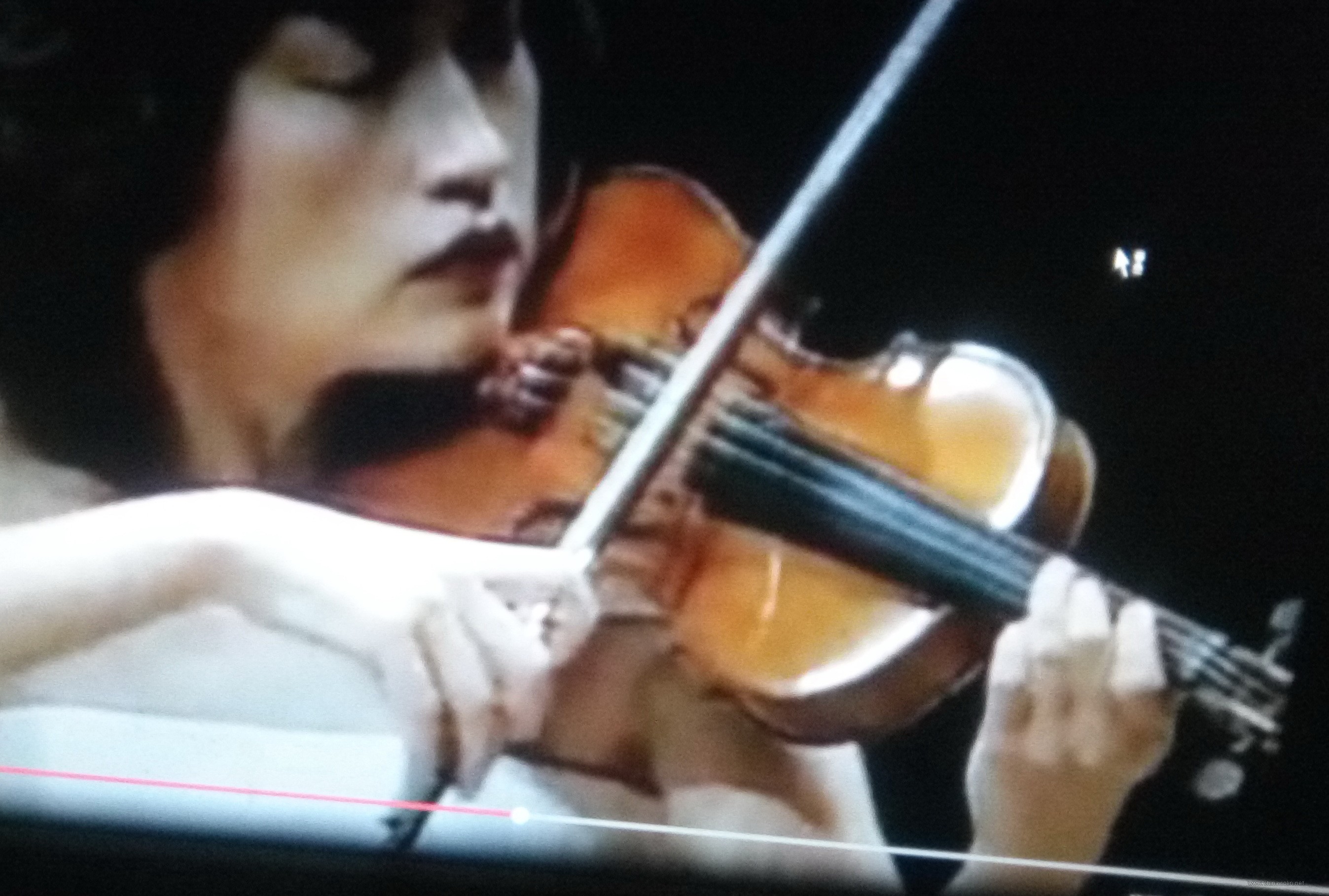 郑京和大拇指在琴颈下