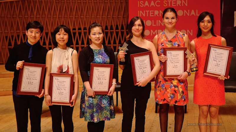 自右到左为本次比赛的1至6名获奖者