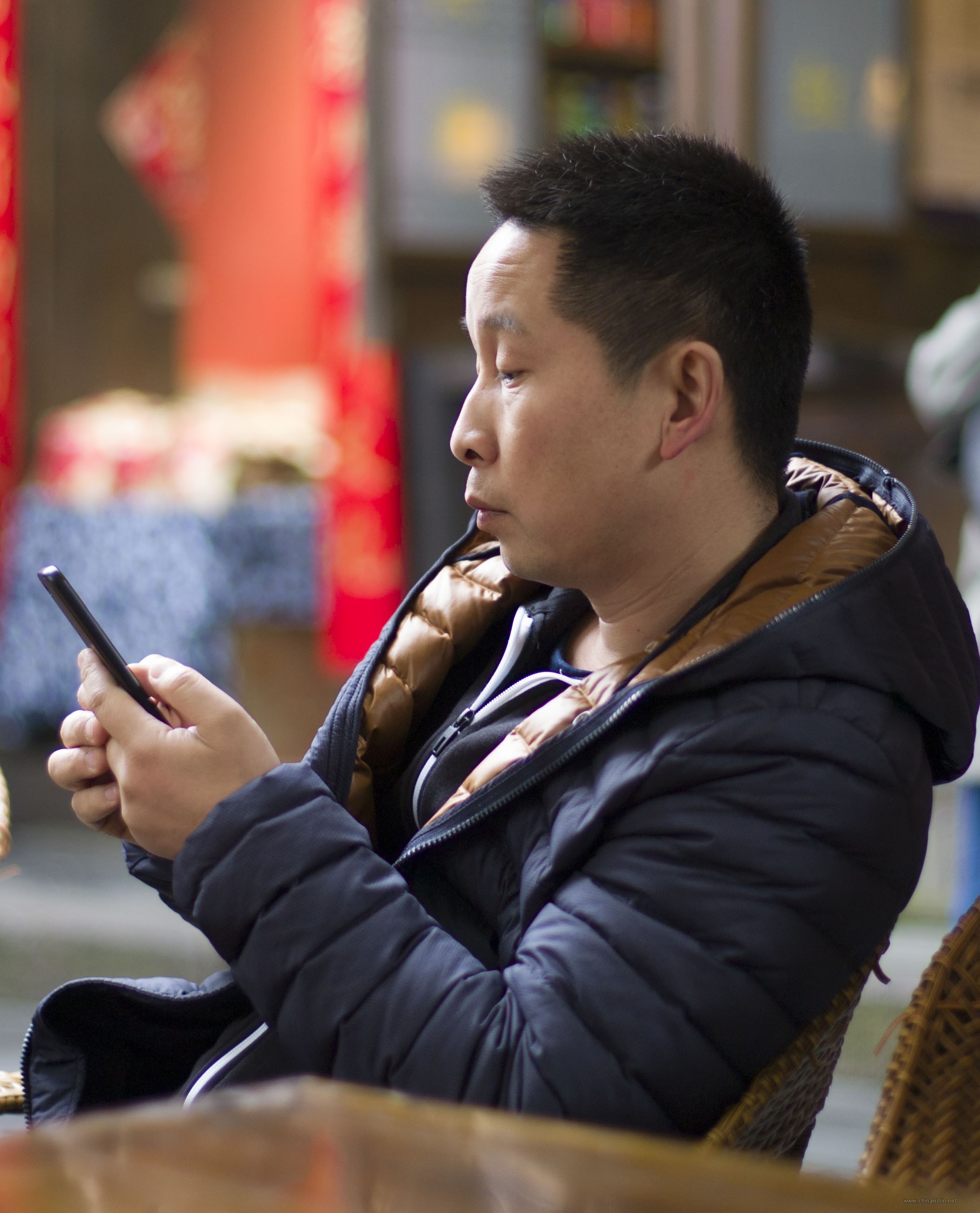 看手机重於一切