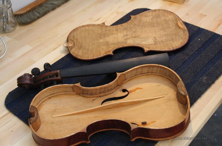 Bass-Bar-in-Violin-http-__fourstringsrva.com_bass-bar_-1-759x500.jpg