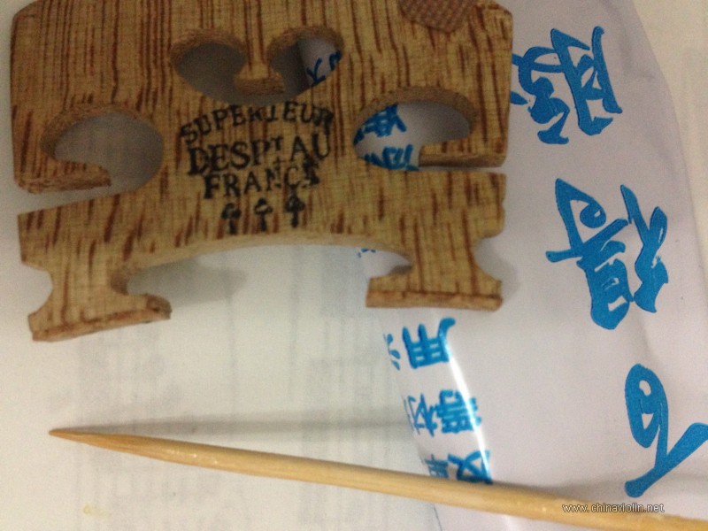 少许胶水粘合