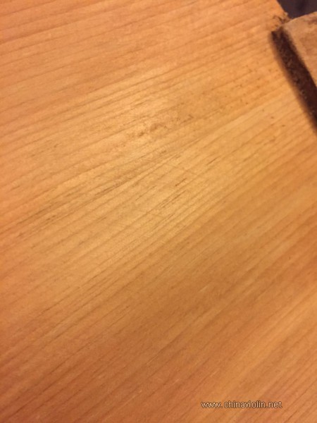 面板上部的怀疑是机加时留下的刀痕