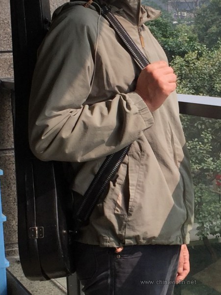 手提式老琴盒，改可单肩背。