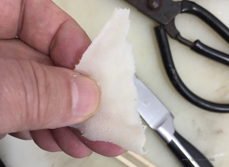 自制小提琴琴码E弦的羊皮垫