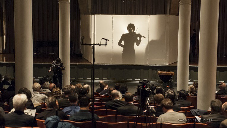 Claudia Fritza和她的小提琴盲测：从酒店蒙床单到演奏大厅