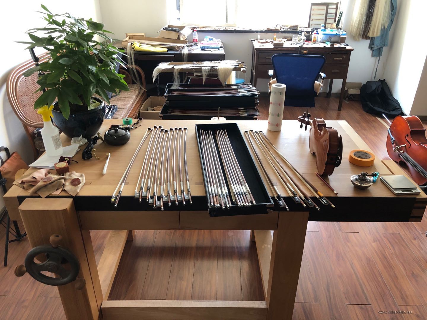 发货前试弓选弓的工作台，偶尔也在此地作一些弓子的微调整