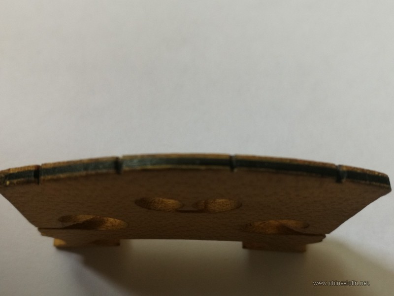 精致的镶有乌木条的德国小提琴的琴码