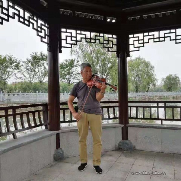 二指拉琴者.jpg