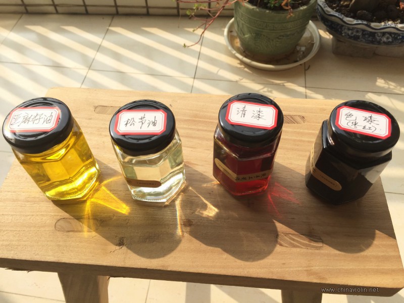 第一次整个过程自己动手，给一把白胚小提琴刷油漆。