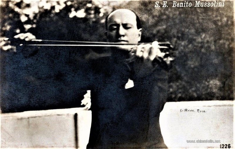 mussolini_violin_playing2.jpg