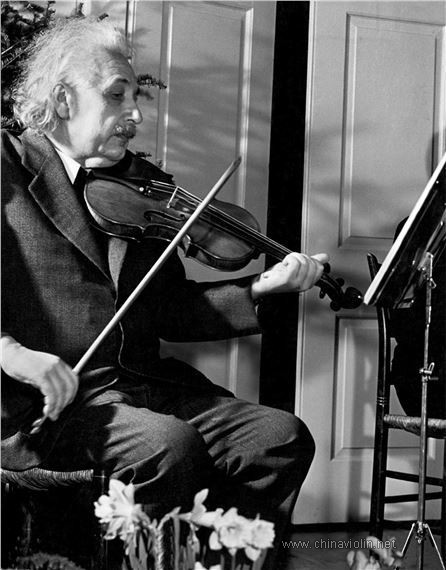 einstein-playing-v1.jpg