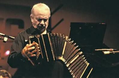 阿斯托尔·潘塔莱昂·皮亚佐拉：探戈音乐的革新者