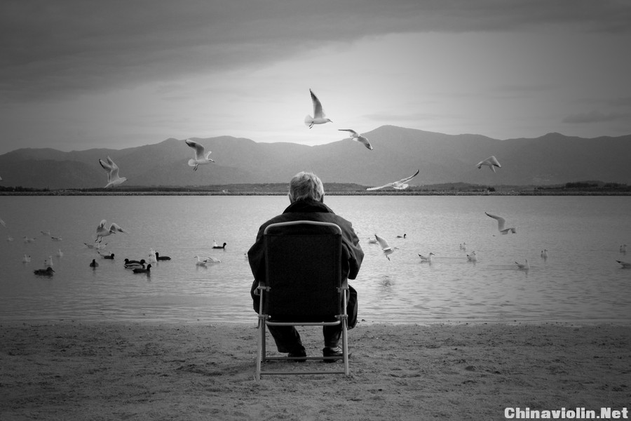 身处孤独寂寞中.