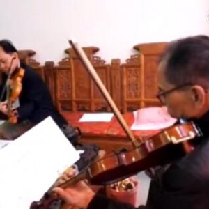 师傅伊森带班排练莫扎特