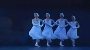 伊森演奏《四小天鹅》，配诙谐视频