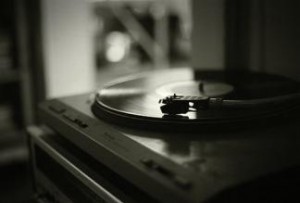 《寂色》，伊森演奏