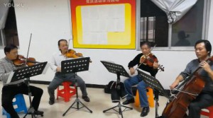 老腾和他的琴友排练四重奏《小夜曲》