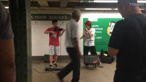 在街头表演的六弦电子小提琴