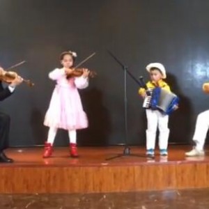 两对爷孙组合《花儿与少年》小提琴与手风琴