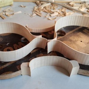 面板及背板与侧板胶合时如何保证精度？