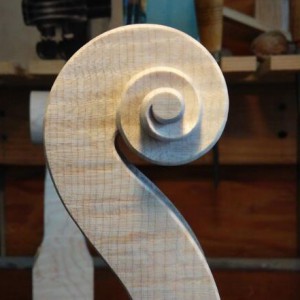 在学校完成的第一个琴头