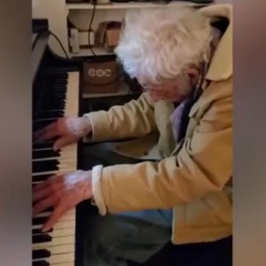 94岁老人为女儿生日演奏贝多芬《月光》