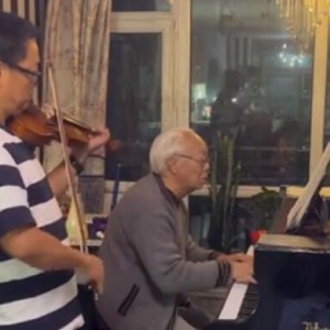 国庆回家看望父母，与86岁父亲即兴合作《新春乐》